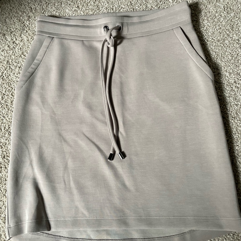 Rachel Zoe skirt. tan. XS. pockets
